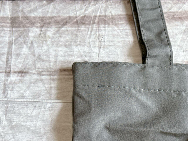 素材はポリエステル。グリーンをほんの一滴垂らしたようなグレーカラーがおしゃれ！