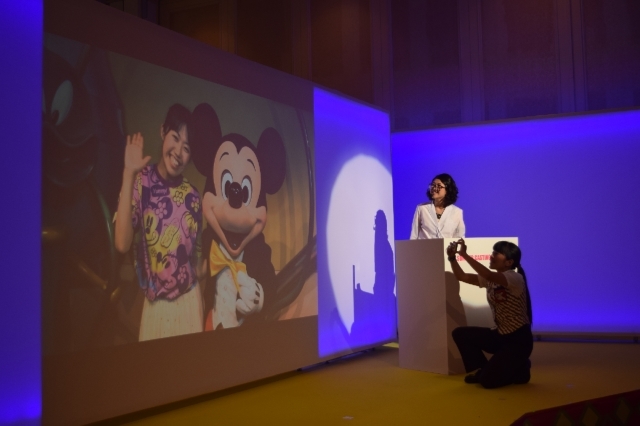 ミッキー(映像)と記念撮影