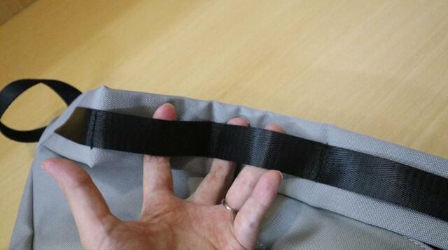 【niko and ...（ニコアンド） オリジナル撥水スリングバッグ】ショルダーベルトにはテープが縫い付けられており、付属のポーチやカラビナを付けることで収納力を拡張可能です◎