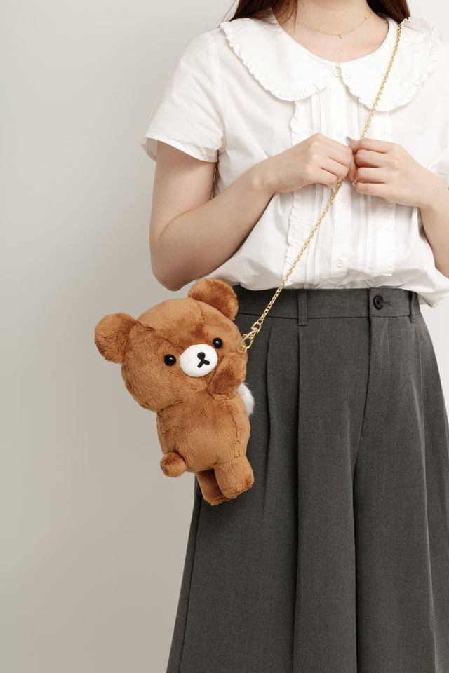 【リラックマ「チャイロイコグマのくまきゅんDays」】「ぬいぐるみポシェット」4,290円／スマホを入れて一緒にお出かけ！