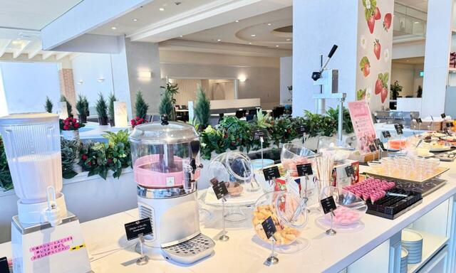 【レストラン グランサンク ストロベリーパルフェ工房】パフェの材料がずらりと並ぶ