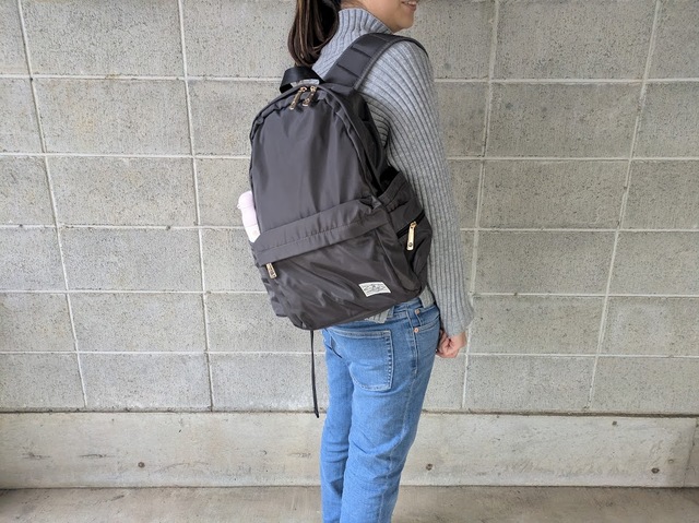 【coca ママリュック】ショルダーベルトが太めなので、片方の肩にかけてもラクに持てます♪