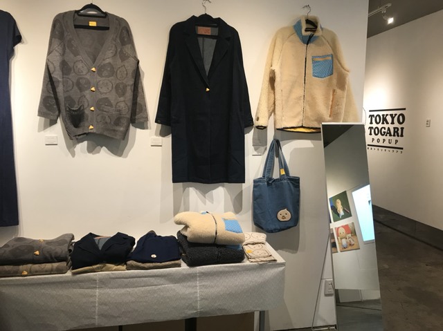 鏡があるので試着も可能です。