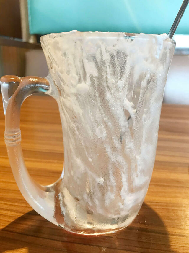 実際に食べたのは自分なのですが、こんな量が自分の体内に収まってしまったというのが信じられない…【びっくりドンキーのジョッキパフェ（ピーチ）】