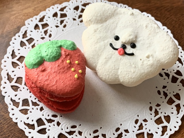 〈MUUNSEOUL〉「いちごマカロン」、「バニラ」（各 550円）