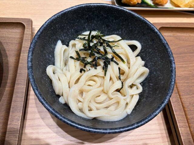 【小麦晴れ 食べ放題/ぶっかけうどん】おかわりのぶっかけうどんです。少し味が薄く感じたので、机の上のだししょうゆをかけて食べました