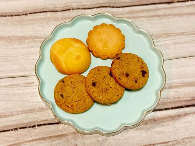 2つの缶に入っていたクッキーでおうちカフェタイム♪