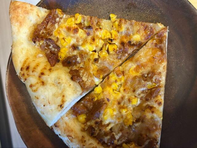 【ロピア テリヤキチキンピザ】1ピースでも大満足♪2枚のせたらお皿の大半が埋まる迫力。ごちそう感あふれる一皿です！