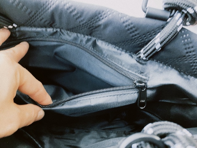 【ワークマン エンボスキルトトート】ファスナー付きの内ポケットは貴重品を入れるのに便利