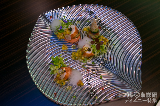 オマール海老とたらば蟹のカリフラワージュレ スパイシーな柿とトマトのサルサ キャヴィアを添えて|“クリスマス・ファンタジー”ディナーコース ユールタイド 15,430円|東京ディズニーランドホテル「カンナ」