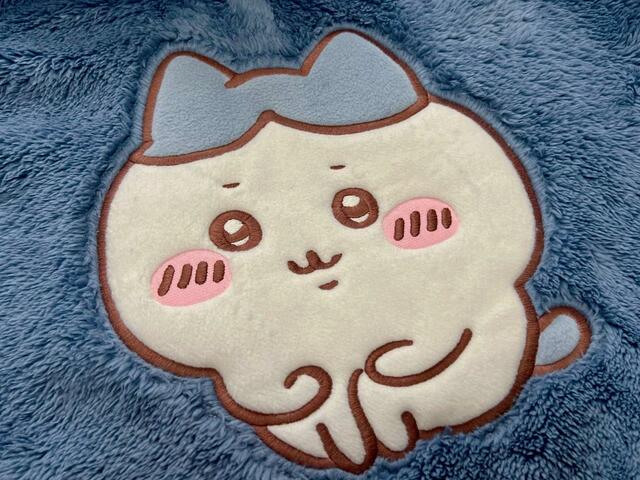 ハチワレはアップリケと刺繍になっています【GU（ジーユー）マシュマロフィールラウンジパーカ(長袖) Chiikawaちいかわ ブルー】