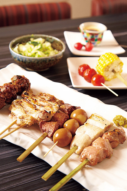 炭匠 鶏亀 本八幡北口店（本八幡） 炭匠 鶏亀焼き鳥フルコース 2780円 水郷どりを使用したこだわりの焼き鳥のほか、小鉢や食事、デザートなどが楽しめる。