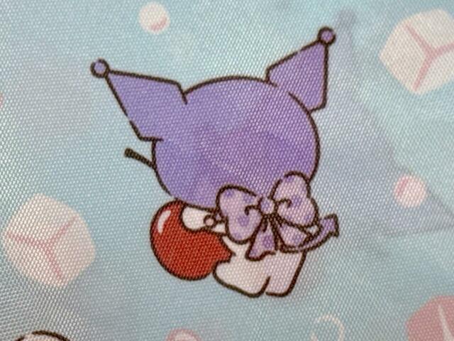キティちゃんとクロミは後ろ姿も披露。首元のリボとポーズがかわいすぎる〜!