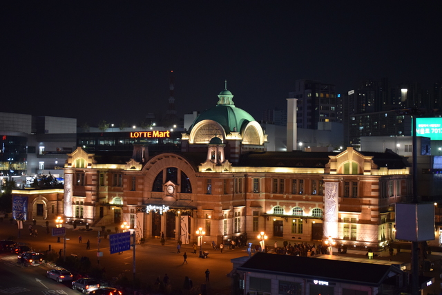 旧・京城駅舎の夜景（ソウル路7017から撮影）。現在の正式名称は文化駅ソウル284で、イベントや展示スペースとして使われている