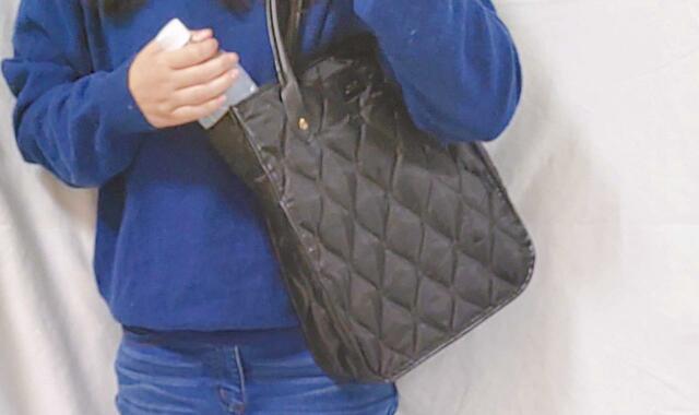 ガバッと開くので、ペットボトルも出しやすい【整理整頓できる仕切りつき！ 23区 超軽量キルティングトートバッグ】