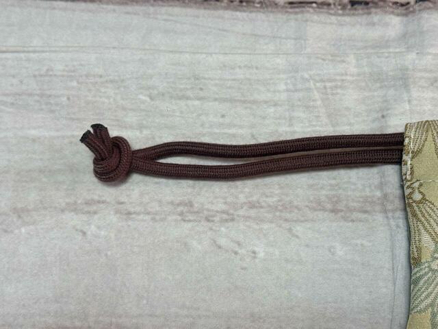 紐はブラウン。長めなので肩がけが可能