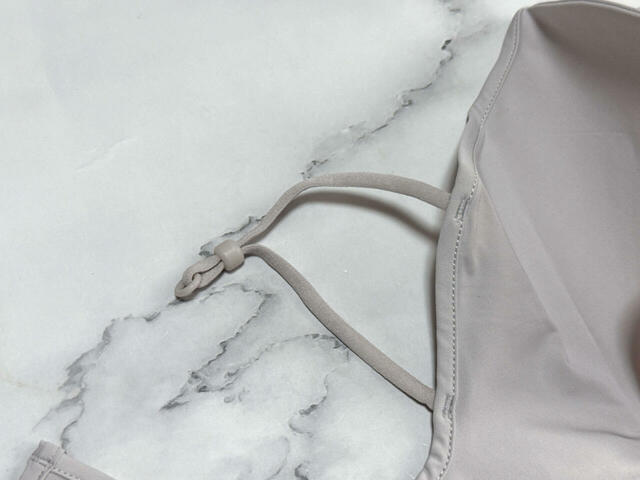 紐を耳にかけて使います