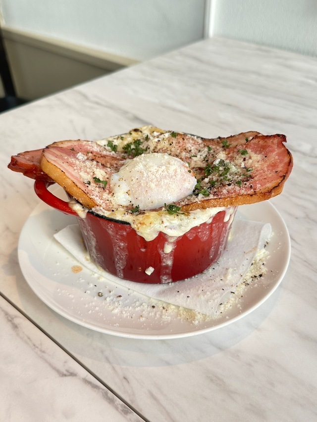 「カルボナーラボルケーノパスタ」【長さ50cmの一枚麺のサーロイン肉ボナーラ】