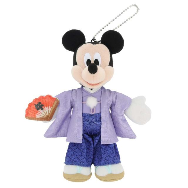 ぬいぐるみバッジ 2,800円|東京ディズニーリゾートお正月グッズ|販売店舗:東京ディズニーランド「グランドエンポーリアム」、東京ディズニーシー「エンポーリオ」|発売日:2025年12月1日(月)