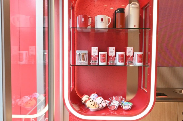 【ゴンチャ 原宿神宮前店】グッズ売り場も充実