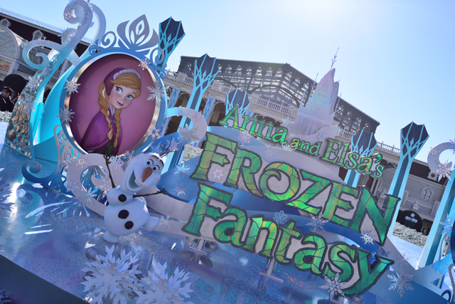 エントランスのデコレーション、アナと楽しそうなオラフ ©Disney