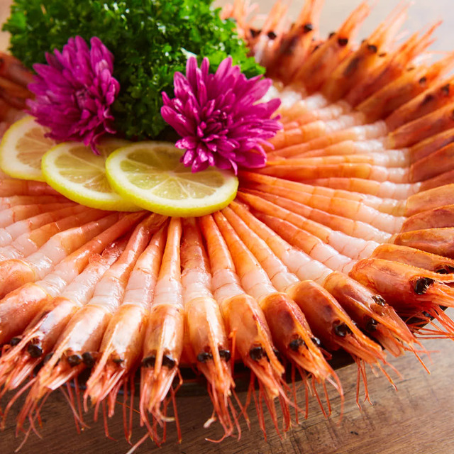 一面に敷き詰められた甘えびが華やかな『海老しゃぶ』