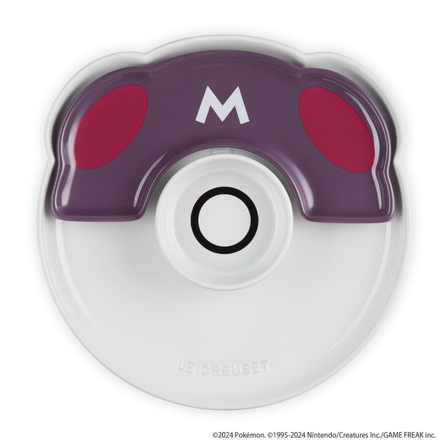 【ポケモン×ル・クルーゼ】「ポケモン テーブルウェア・セット マスターボール」白いプレートにメインのお料理、紫のプレートに副菜、センターにソースや付け合わせを盛りつければワンプレートの完成