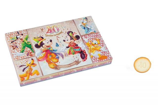 チョコレートサンドクッキー 1,100円｜内容量：15個｜東京ディズニーリゾート40周年“ドリームゴーラウンド”スペシャルグッズ｜発売日：2023年4月10日（月）｜販売店舗：東京ディズニーランド「グランドエンポーリアム」、東京ディズニーシー「ヴァレンティナーズ･スウィート」