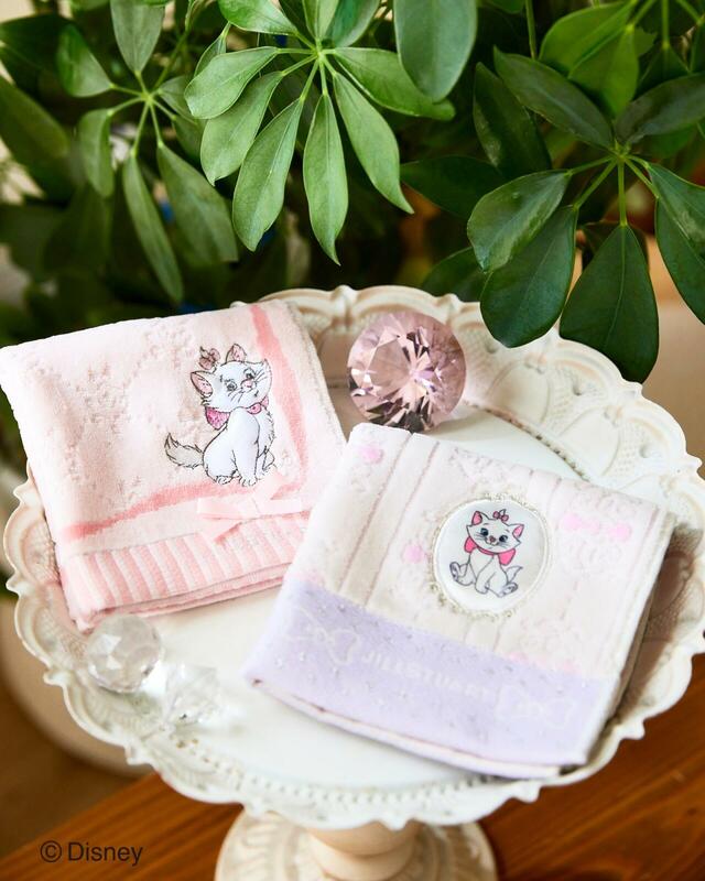 タオルハンカチ ¥1,320|ジルスチュアート「ディズニー マリー」