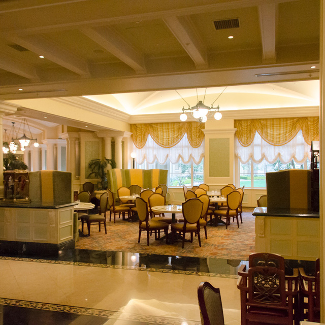 東京ディズニーランドホテル「シャーウッドガーデン・レストラン」店内