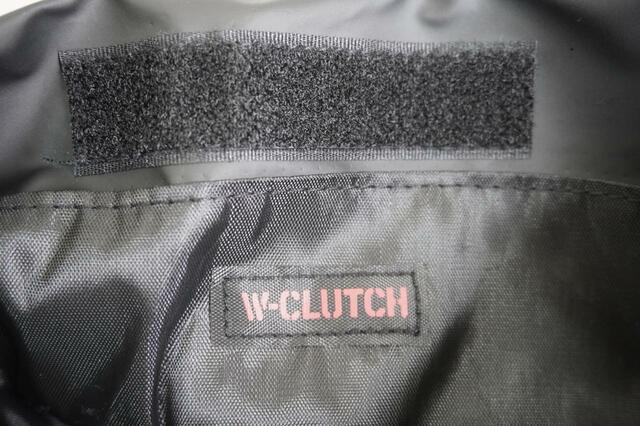 内側には「W-CLUTCH」のロゴタグ