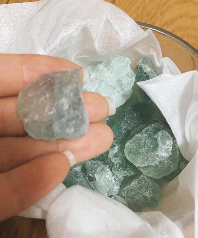 【ニトリ　ストーンディフューザー(クリスティ2 サファイヤロータス)】ゴロゴロした石がたっぷり容器に入っています