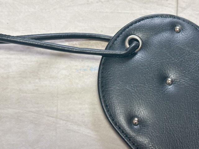 素材はPVC。シボ感のあるレザー調の生地が高級感たっぷり