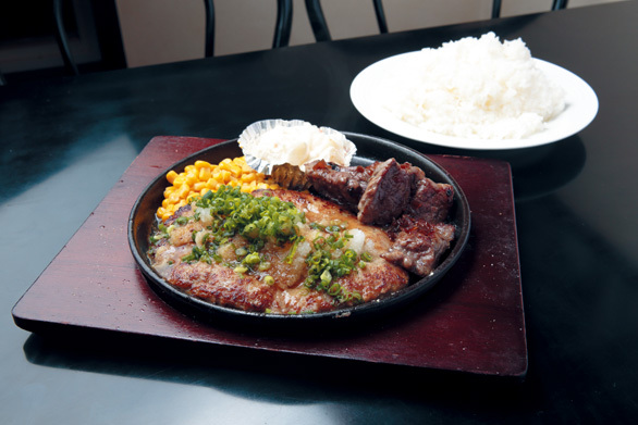 コロンブス（和歌山／林間田園都市）　おろしハンバーグと中落ちカルビ（ライス大） 900円※ライス大は＋100円 カルビ150gとハンバーグ120gがセットになった同店の人気№1メニュー。ご飯の大盛りも可能