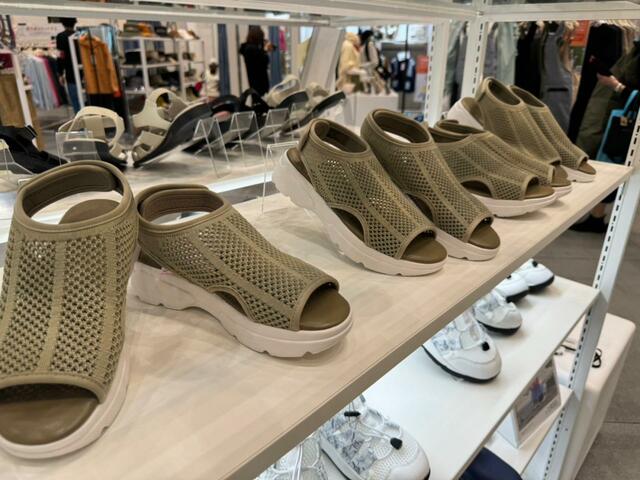 【ワークマン オープントゥニットサンダル】カラーはブラック、ホワイト、オリーブ、オレンジがありました