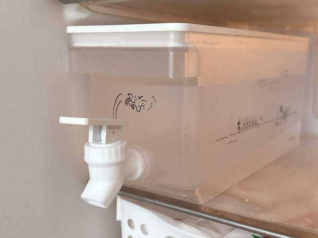 冷蔵庫に入れたまま、ドリンクを注げて便利！