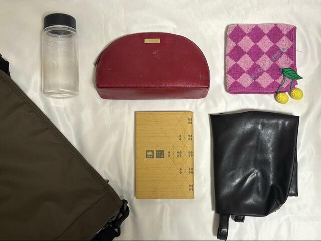 【ワークマン　リュックに変身ショルダーバッグ】ショルダーバッグ（容量約5L）にポーチやエコバッグ、ミニタオル、文庫本、300mlの水筒を入れてみると…⇒