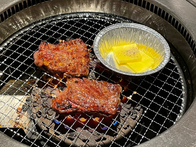 牛角赤坂店「王様ハラミ」を焼きつつ、バターが入ったホイル皿も火にかける