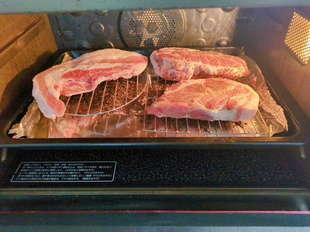 【ダイソーグッズで自家製ベーコン作り】予熱なしのオーブンで130℃70～80分焼きます