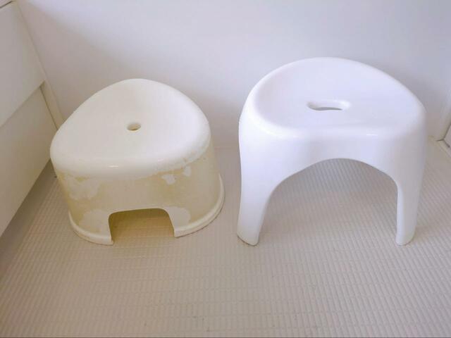 【ニトリ 裏面も洗いやすい 抗菌風呂いす ブロウ 高さ25cm】我が家の従来品のいす（左）と、使用1か月後のニトリの風呂いす（右）