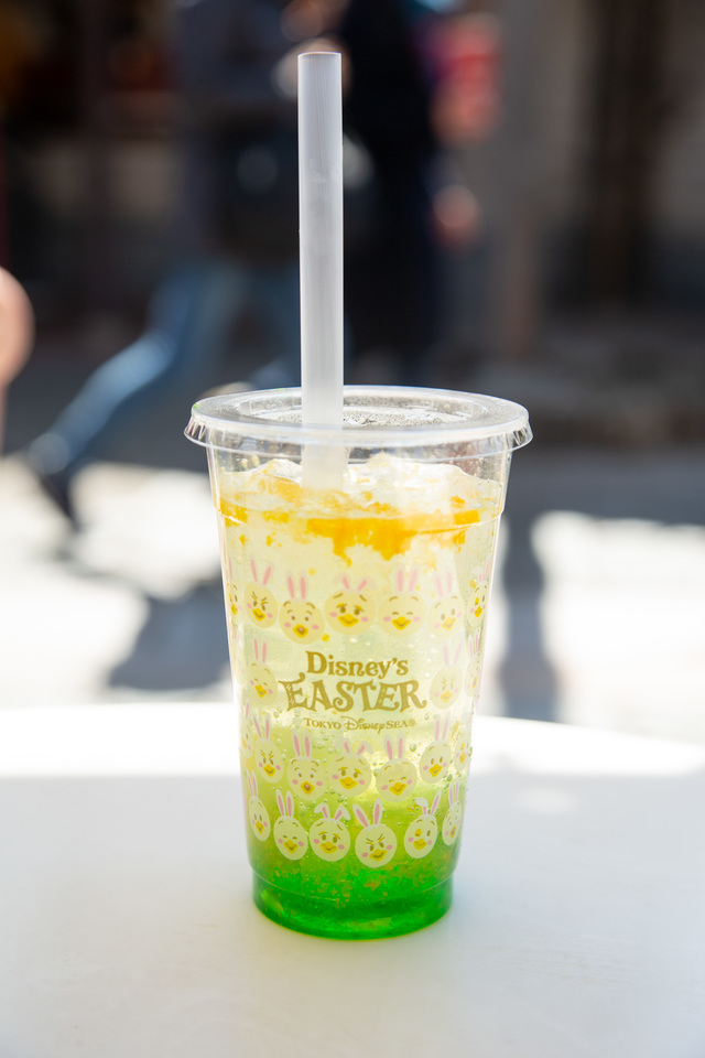 スパークリングドリンク（アップルシロップ＆マスカットゼリー）、スーベニアコースター付き ¥780