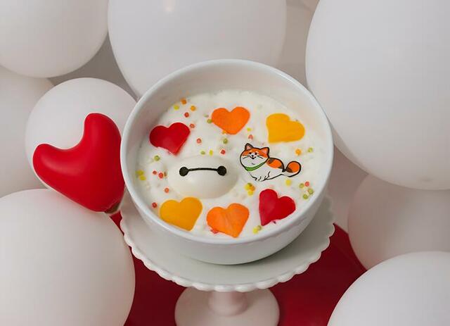 「ホワイトカレーうどん」＜価格：税込1,990円＞【日本公開10周年「ベイマックス OH MY CAFE」オープン！心もカラダも癒されるメニューやグッズがいっぱい♪】