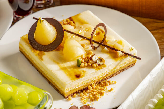 「洋ナシムース（ディナータイムのみ）」＜期間：2025年9月1日～11月16日＞【【ヒルトン東京お台場】宝石みたいな“シャインマスカットスイーツ”が並ぶ「豊穣の秋＆シャインマスカットスイーツフェア」開催】