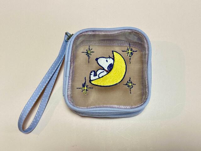【カルディ×PEANUTS/スヌーピー 刺繍入りメッシュポーチ】税込1,298円/サイズ(約):縦11×横11×マチ5cm