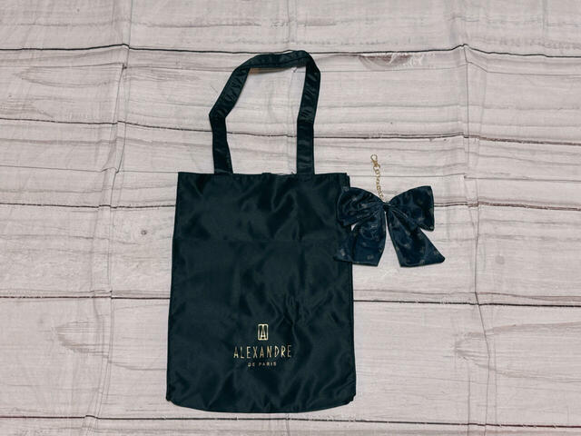 持つだけでレディ見えが叶うトートバッグとリボンチャームのセット!