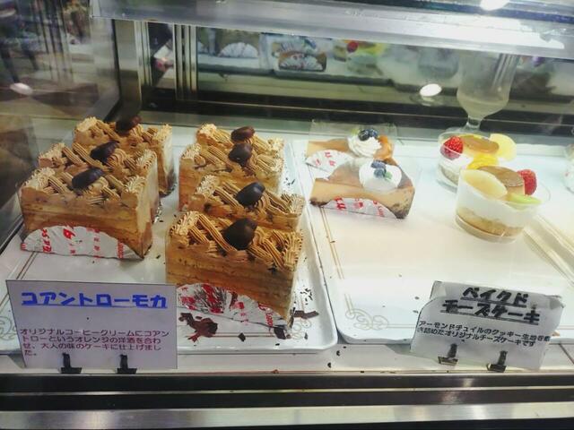 【タカセ　モーニングAセット】ショーケースのケーキたち。コアントローモカは懐かしのバタークリームケーキだそうです