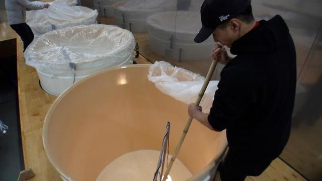 酒母や醪（もろみ）などをかき混ぜる櫂（かい）入れ。醪の溶解と発酵との調和を図る。