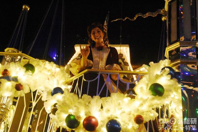 美女と野獣のベルはクリスマスがテーマのアニメーション、「ベルの素敵なプレゼント」の赤いドレスで登場です!