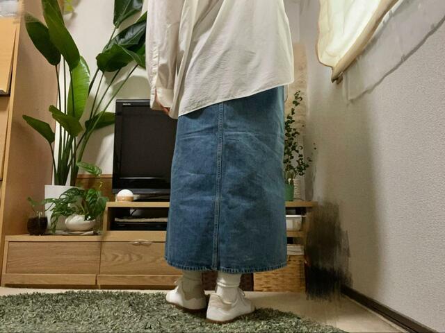 【UNIQLO　デニムロングスカート】スリットが大きく入っているので夏でも穿けて、冬でも中にタイツなどを穿けばオールシーズン活躍してくれそう