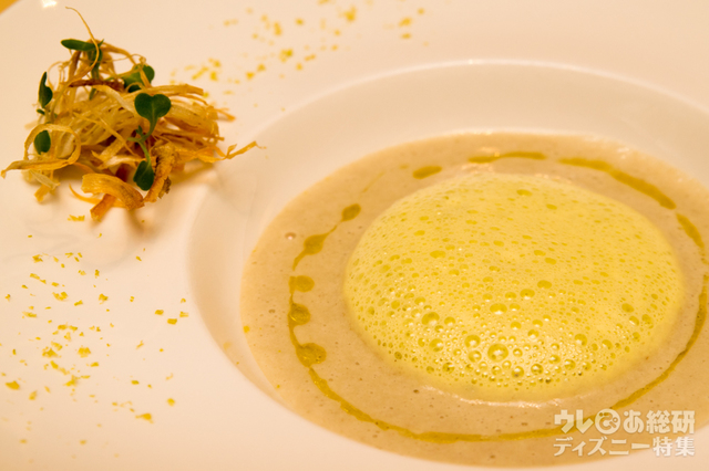 新じゃがいもとゴボウのクリームスープ ピスタチオの香り｜“ディズニー・イースター”エンパイアランチ 4,200円｜ディズニーアンバサダーホテル「エンパイア・グリル」